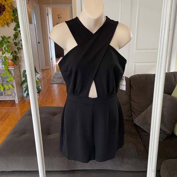 Pants - FLASH SALE  🖤🖤 NWT BLACK ROMOER WITH CUTOUT!